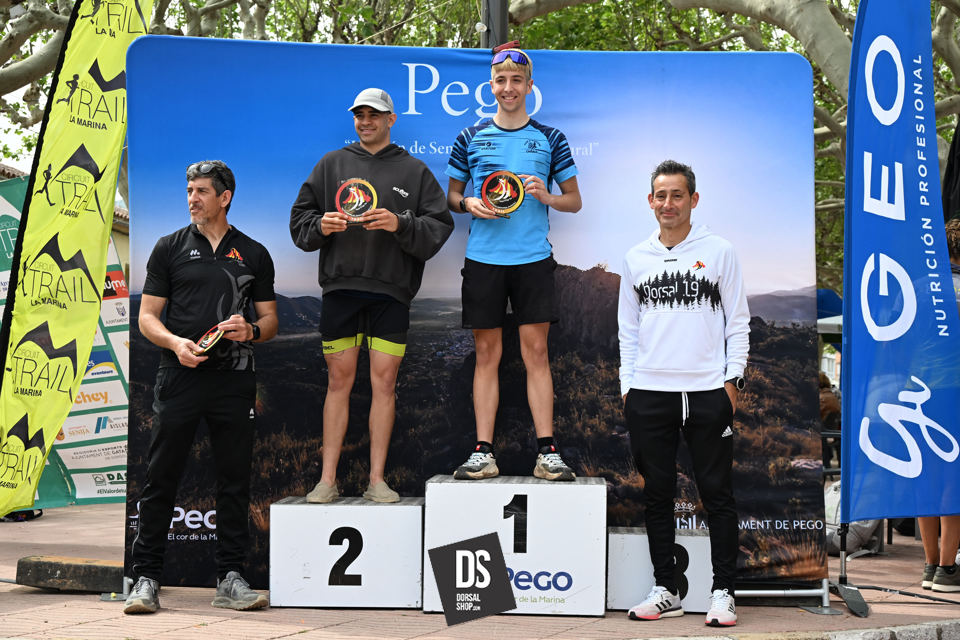 En el podio, segundo puesto, con el trofeo en la mano